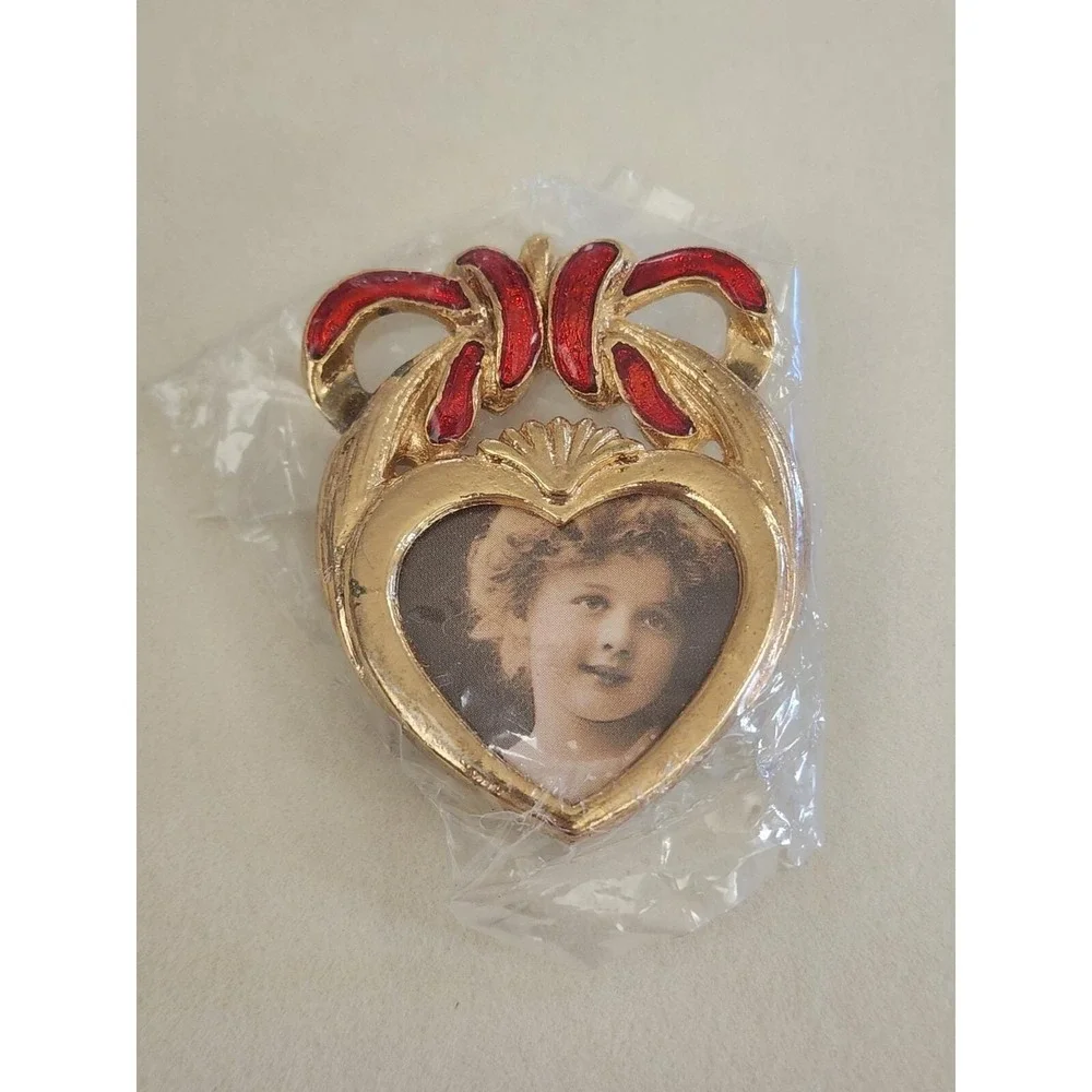 Vintage ENESCO Heart-shaped Picture Frame  Magnetic Hold Tone & Enamel FREE $HIP